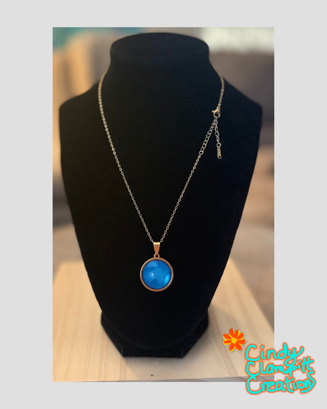 Round gold-plated cabochon pendant settings, front and back views