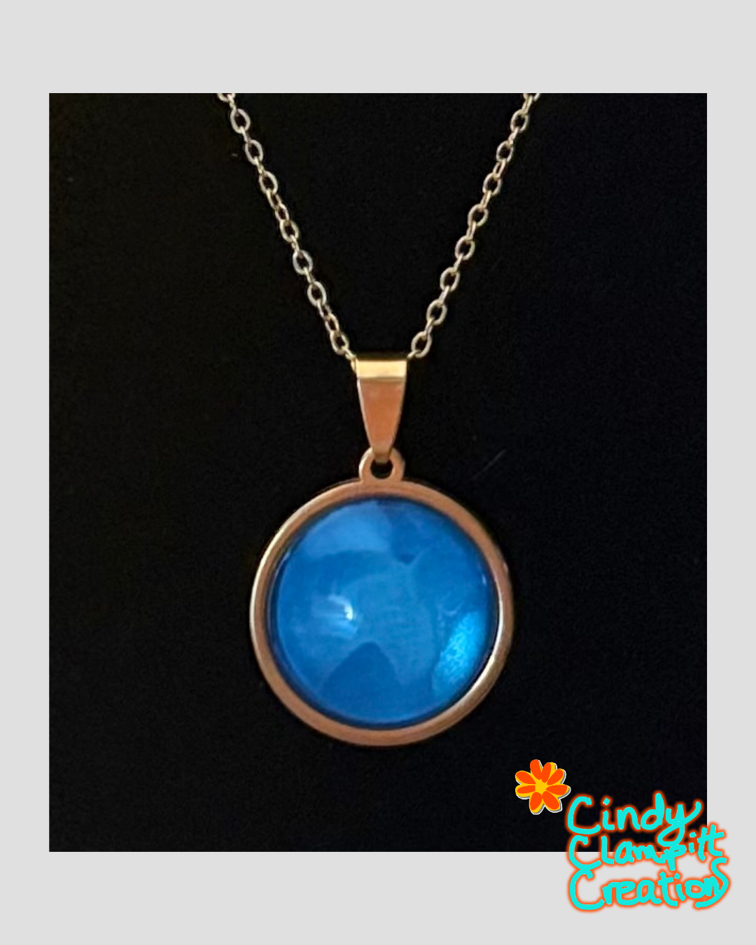 Round gold-plated 20mm cabochon pendant setting, front view